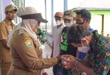 Wabup Wakatobi Sumbangkan Gaji untuk Korban Angin Kencang Wabup Wakatobi Sumbangkan Gaji untuk Korban Angin Kencang