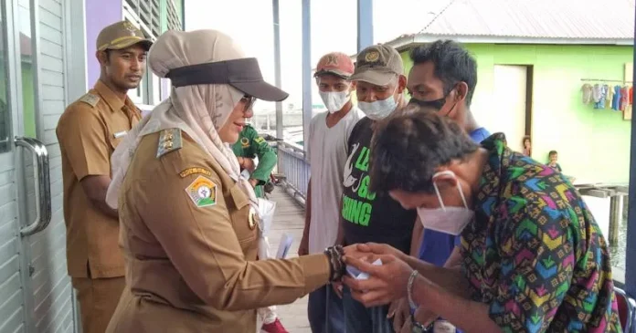Wabup Wakatobi Sumbangkan Gaji untuk Korban Angin Kencang