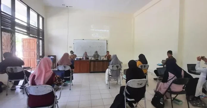 Dosen UHO Latih Guru Biologi Tentang Penulisan Karya Ilmiah