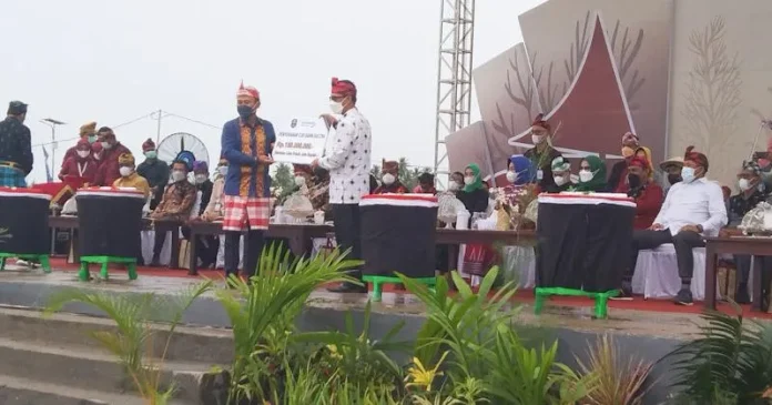 Bank Sultra Serahkan Dana CSR ke Pemda Wakatobi