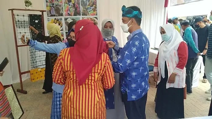 Videoshot_20211202_205332 Tenun Kaledupa Laris Manis di Pra Expo Wakatobi Wave 2021