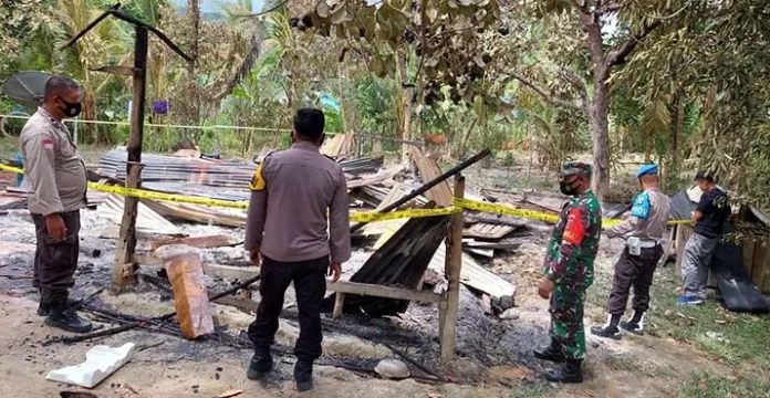 Diduga Punya Ilmu Parakang, Warga Konsel Bakar Rumah Tetangganya