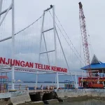 Pedagang Senang Ada Jembatan Kaca di Teluk Kendari Pedagang Senang Ada Jembatan Kaca di Teluk Kendari