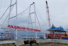 Pedagang Senang Ada Jembatan Kaca di Teluk Kendari Pedagang Senang Ada Jembatan Kaca di Teluk Kendari
