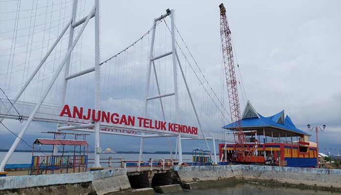 Pedagang Senang Ada Jembatan Kaca di Teluk Kendari