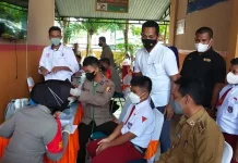 Bupati Wakatobi Tinjau Vaksinasi Anak di Bawah Usia 12 Tahun Bupati Wakatobi Tinjau Vaksinasi Anak di Bawah Usia 12 Tahun