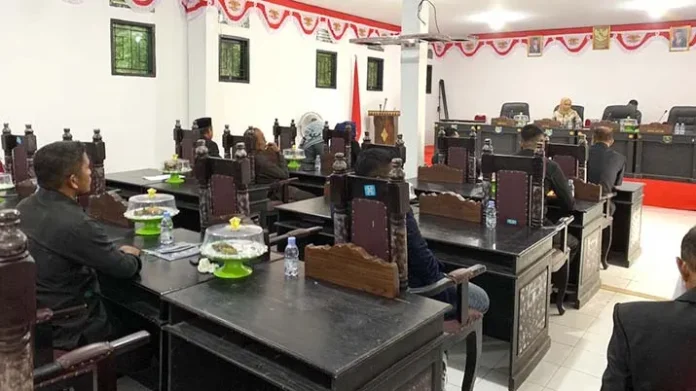 IMG-20220119-WA0047 Tak Kunjung Kuorum, Rapat Paripurna Penetapan 12 Raperda di DPRD Mubar Ditunda