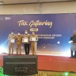 KPP Pratama Kendari Beri Penghargaan kepada Wajib Pajak di 10 Sektor KPP Pratama Kendari Beri Penghargaan kepada Wajib Pajak di 10 Sektor