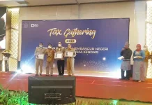 KPP Pratama Kendari Beri Penghargaan kepada Wajib Pajak di 10 Sektor KPP Pratama Kendari Beri Penghargaan kepada Wajib Pajak di 10 Sektor