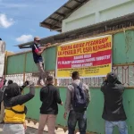 Kantor PT CSFI Kendari Disegel Eks Karyawan Kantor PT CSFI Kendari Disegel Eks Karyawan