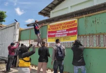 Kantor PT CSFI Kendari Disegel Eks Karyawan Kantor PT CSFI Kendari Disegel Eks Karyawan