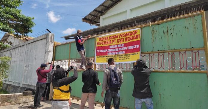 Kantor PT CSFI Kendari Disegel Eks Karyawan