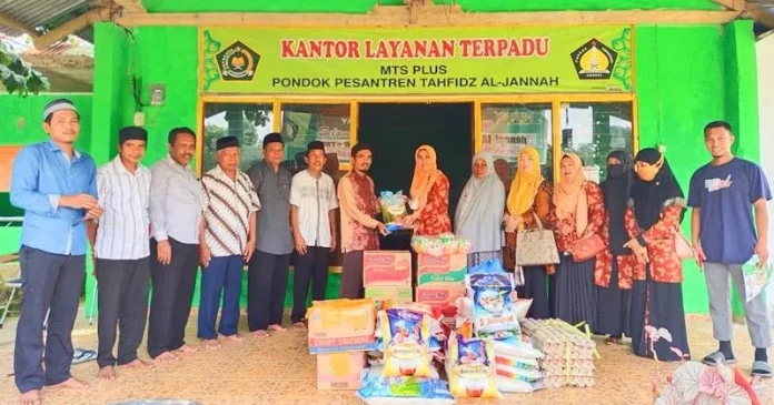 IAIN Kendari Bagi-bagi Sembako di Hari Amal Bakti ke-76