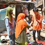 Sri Lestari Sulkarnain, Sambagi Empat Orang Anak Yang Tinggal di Rumah Tak Layak Huni