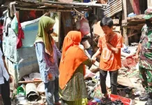 Sri Lestari Sulkarnain Sambangi Empat Anak Bersaudara yang Tinggal di Rumah Tak Layak Huni Sri Lestari Sulkarnain, Sambagi Empat Orang Anak Yang Tinggal di Rumah Tak Layak Huni
