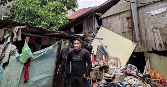 Relawan ASR Kendari Beri Santunan ke Keluarga yang Tinggal di Gubuk