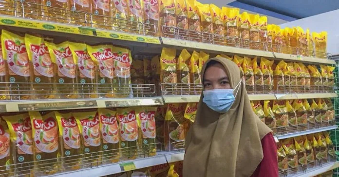 Subsidi Mulai Berlaku di Kendari, Harga Minyak Goreng di Ritel Modern Rp14 Ribu Subsidi Mulai Berlaku di Kendari, Harga Minyak Goreng di Ritel Modern Rp14 Ribu