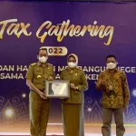 Pemprov Sultra Terima Penghargaan Setoran Pajak Terbesar 2021 Pemprov Sultra Terima Penghargaan Setoran Pajak Terbesar 2021