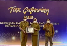 Pemprov Sultra Terima Penghargaan Setoran Pajak Terbesar 2021 Pemprov Sultra Terima Penghargaan Setoran Pajak Terbesar 2021