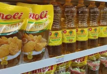 100 Ton Minyak Goreng Curah Harga Rp14 Ribu akan Disalurkan di Wilayah Sultra Minyak Goreng Diserbu Masyarakat, Ritel Modern di Kendari Batasi Pembelian