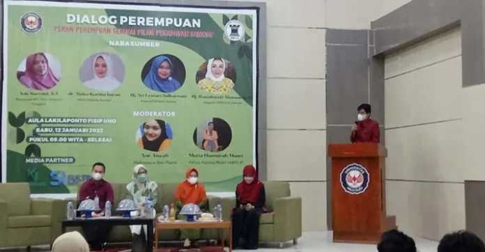 Jadi Pemateri Dialog Perempuan di FISIP UHO, Ini Pesan Sri Lestari Sulkarnain