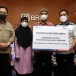 Menteri BUMN Erick Thohir Kunjungi Agen BRILink yang Kena Musibah Menteri BUMN Erick Thohir Kunjungi Agen BRILink yang Kena Musibah