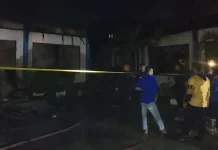 35 Personil Damkar Berhasil Padamkan Api di Kantor Dinsos 35 Personil Damkar Berhasil Padamkan Api di Kantor Dinsos