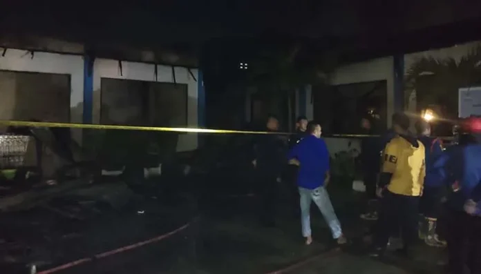 35 Personil Damkar Berhasil Padamkan Api di Kantor Dinsos