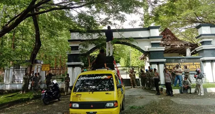 Sekda Muna, Eddy Uga bersama Dirut PDAM Nur Hayat Fariki.