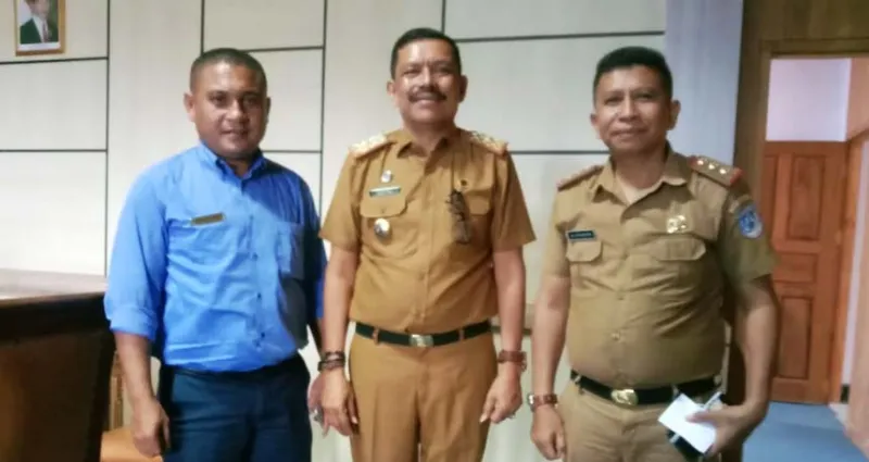 Sekda Muna, Eddy Uga bersama Dirut PDAM Nur Hayat Fariki.