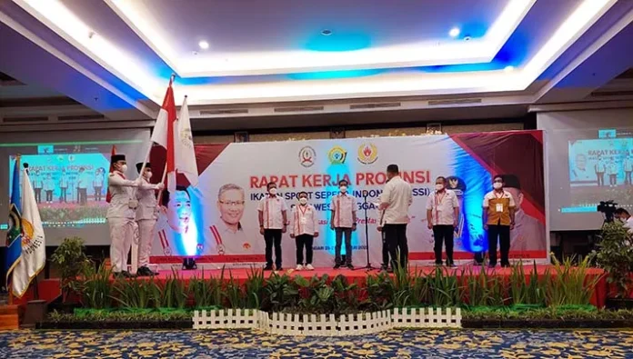 Sulkarnain Kukuhkan Enam Pengurus ISSI Kabupaten dan Kota di Sultra