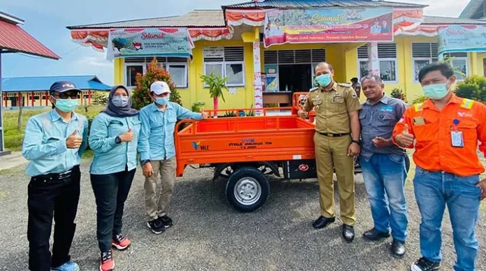 Peduli Lingkungan, PT Vale Serahkan Bantuan Dua Unit Motor Sampah