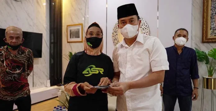 Andi Sumangerukka Penuhi Janji Beri Bantuan ke Ibu Sitimin