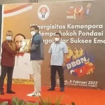 Gubernur dan Ketua DPRD Sultra Terima Penghargaan dari SIWO PWI 2022 Gubernur dan Ketua DPRD Sultra Terima Penghargaan dari SIWO PWI 2022