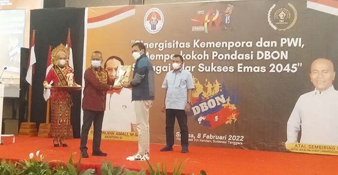 Gubernur dan Ketua DPRD Sultra Terima Penghargaan dari SIWO PWI 2022