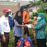 Warga Korban Angin Kencang di Wakatobi Terima Bantuan dari Bupati Warga Korban Angin Kencang di Wakatobi Terima Bantuan dari Bupati