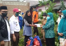 Warga Korban Angin Kencang di Wakatobi Terima Bantuan dari Bupati Warga Korban Angin Kencang di Wakatobi Terima Bantuan dari Bupati