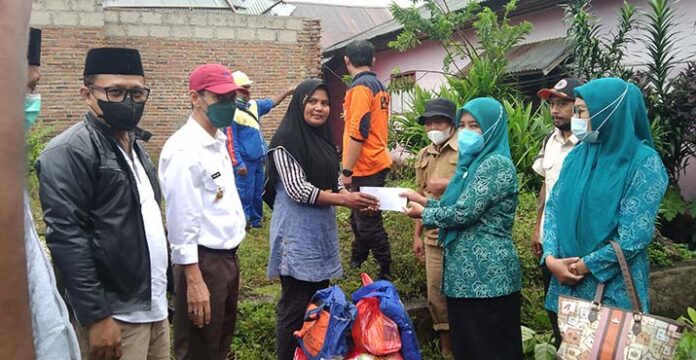 Warga Korban Angin Kencang di Wakatobi Terima Bantuan dari Bupati