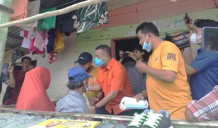 AJP Beri Bantuan Sembako kepada Warga Terdampak Covid-19 di Kelurahan Bungkutoko