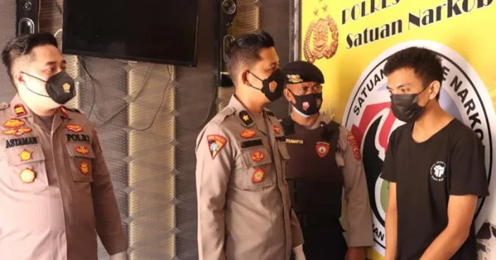 PSX_1078 Demi Upah Rp800 Ribu, Pria di Kendari Ini Jadi Pengedar Narkoba