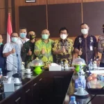 Ridwan Bae Temui Buruh TKBM yang Bermalam di DPRD Sultra Ridwan Bae Temui Buruh TKBM yang Bermalam di DPRD Sultra