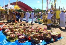 Sambut Hari Raya Nyepi, Umat Hindu Gelar Upacara Melasti di Pantai Pajala Sambut Hari Raya Nyepi, Umat Hindu Gelar Upacara Melasti di Pantai Pajala