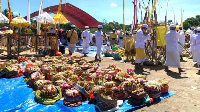 Sambut Hari Raya Nyepi, Umat Hindu Gelar Upacara Melasti di Pantai Pajala