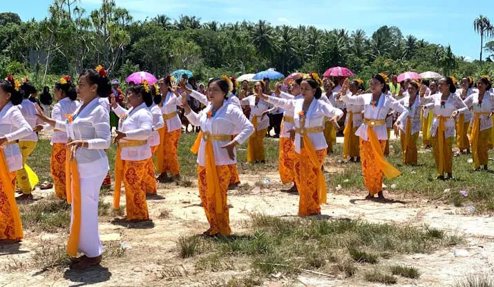Sambut Hari Raya Nyepi, Umat Hindu Gelar Upacara Melasti di Pantai Pajala