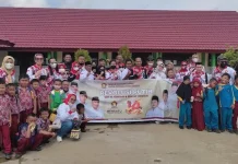 DPC Gerindra Kendari Bagikan Ratusan Paket Susu untuk Siswa SD di Kendari DPC Gerindra Kendari Bagikan Ratusan Paket Susu untuk Siswa SD di Kendari