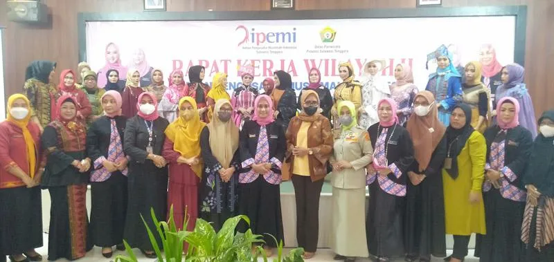 Fashion Show Tenun 5 Etnis di Sultra Meriahkan Raker IPEMI