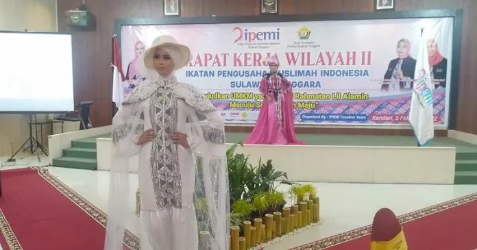 Fashion Show Tenun 5 Etnis di Sultra Meriahkan Raker IPEMI