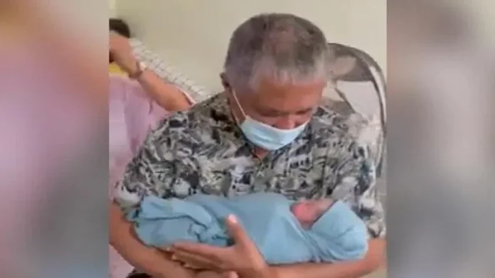 Bupati Konawe Resmi Timang Cucu Pertama