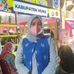 Belajar soal Tenun Shobi, Ketua Dekranasda Wakatobi Kunjungi Stan Pameran Kabupaten Muna Belajar soal Tenun Shobi, Ketua Dekranasda Wakatobi Kunjungi Stan Pameran Kabupaten Muna