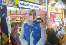 Belajar soal Tenun Shobi, Ketua Dekranasda Wakatobi Kunjungi Stan Pameran Kabupaten Muna Belajar soal Tenun Shobi, Ketua Dekranasda Wakatobi Kunjungi Stan Pameran Kabupaten Muna
